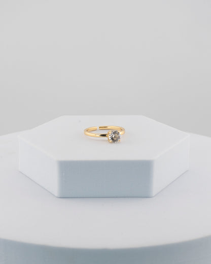 A refined trilogy ring in 18K gold-plated bronze with luminous crystals.
Handcrafted in Tuscany — timeless balance and contemporary light.