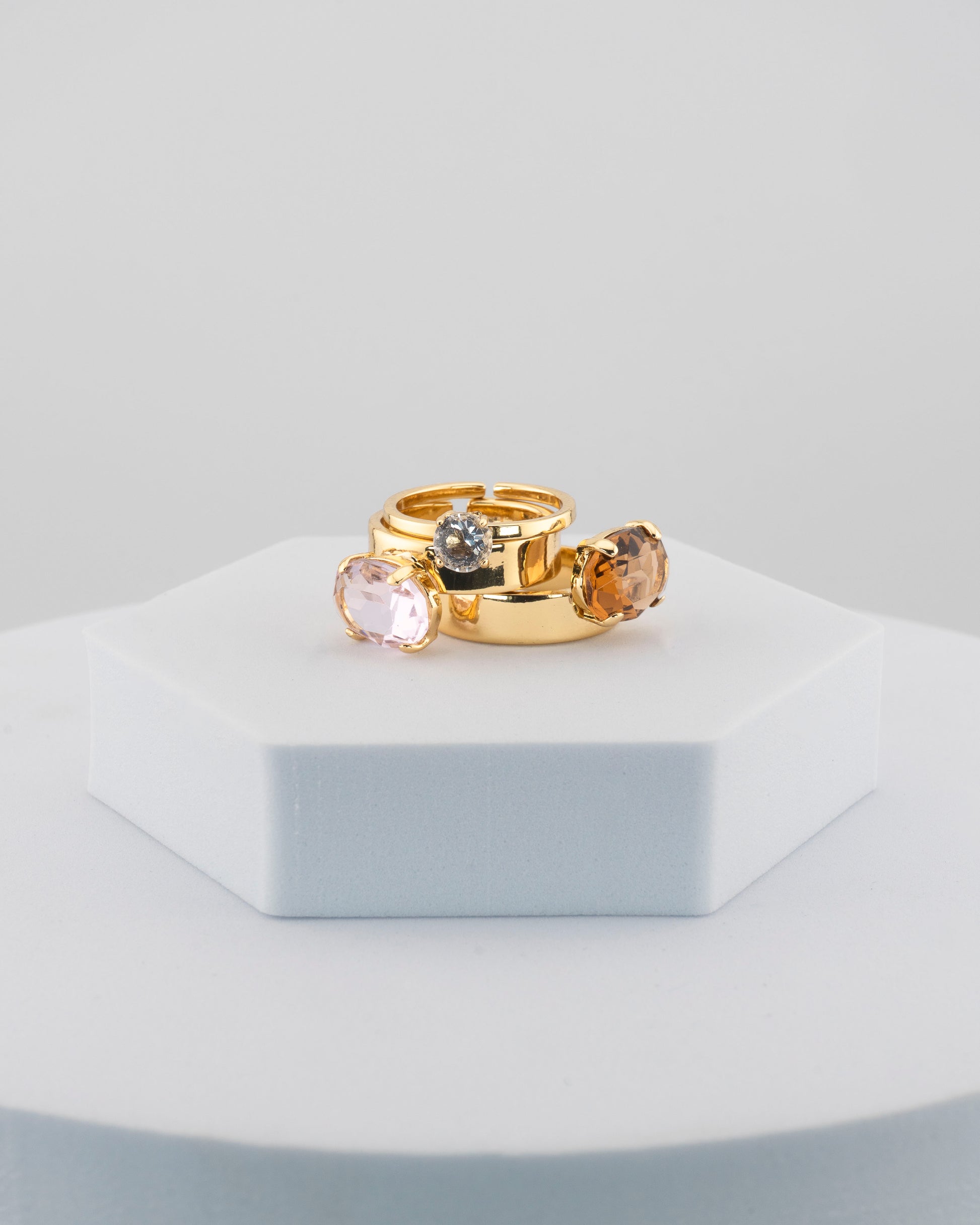 A refined trilogy ring in 18K gold-plated bronze with luminous crystals.
Handcrafted in Tuscany — timeless balance and contemporary light.