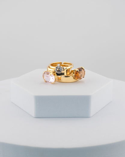 A refined trilogy ring in 18K gold-plated bronze with luminous crystals.
Handcrafted in Tuscany — timeless balance and contemporary light.