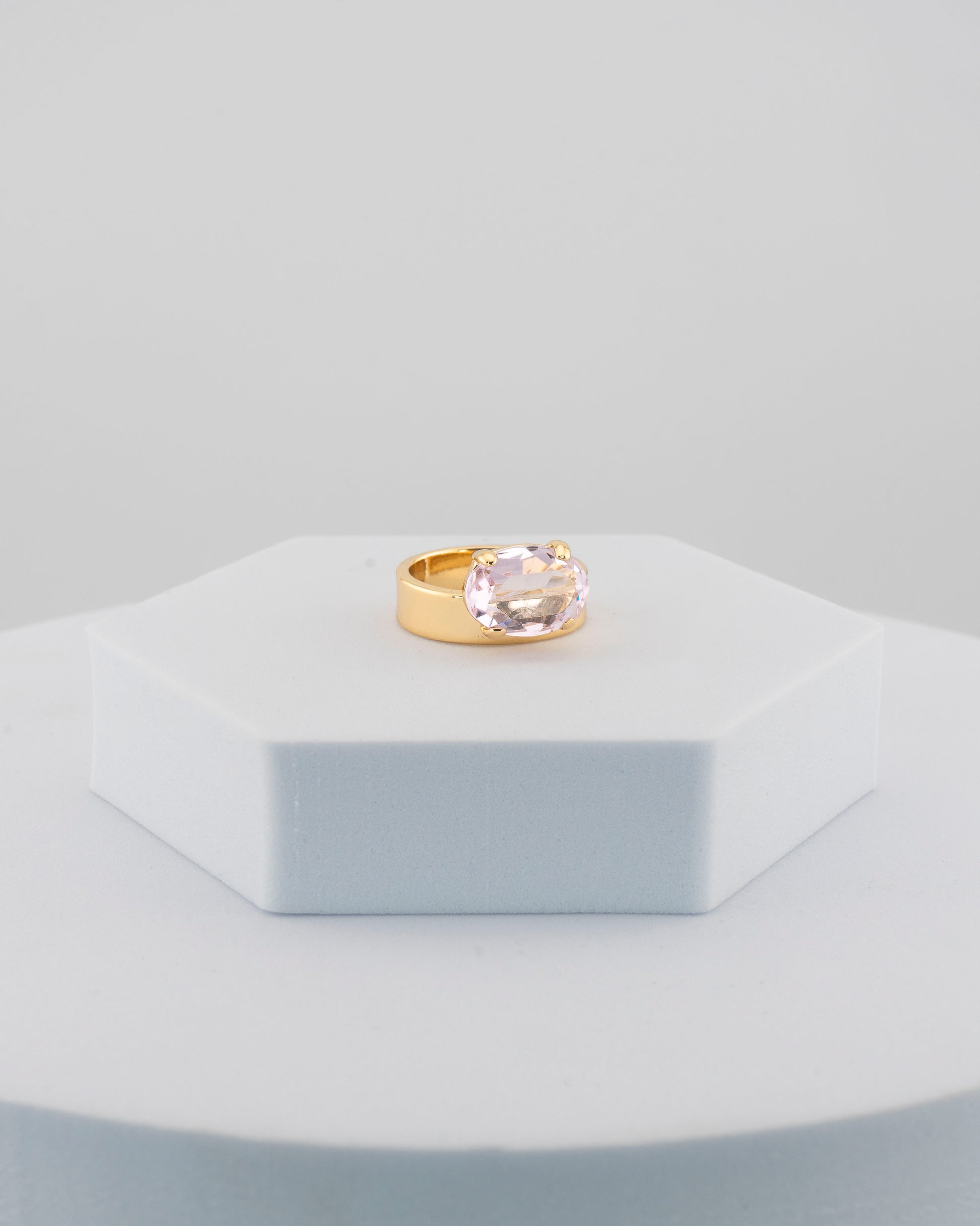 A refined trilogy ring in 18K gold-plated bronze with luminous crystals.
Handcrafted in Tuscany — timeless balance and contemporary light.