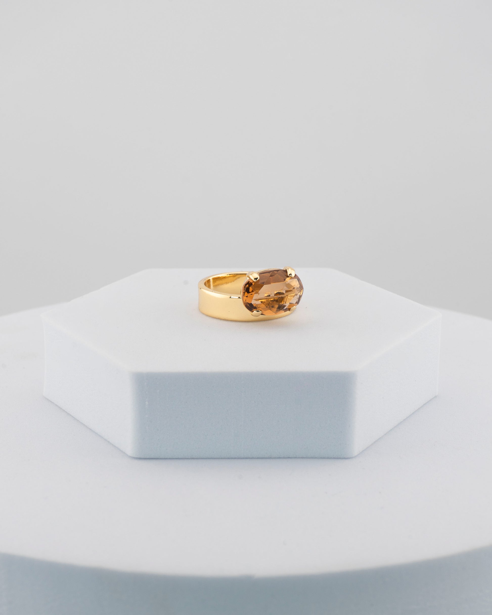 Contemporary ring with an asymmetrically set oval crystal.
Handcrafted in Tuscany — elegant, versatile, and uniquely Marri Cortona.