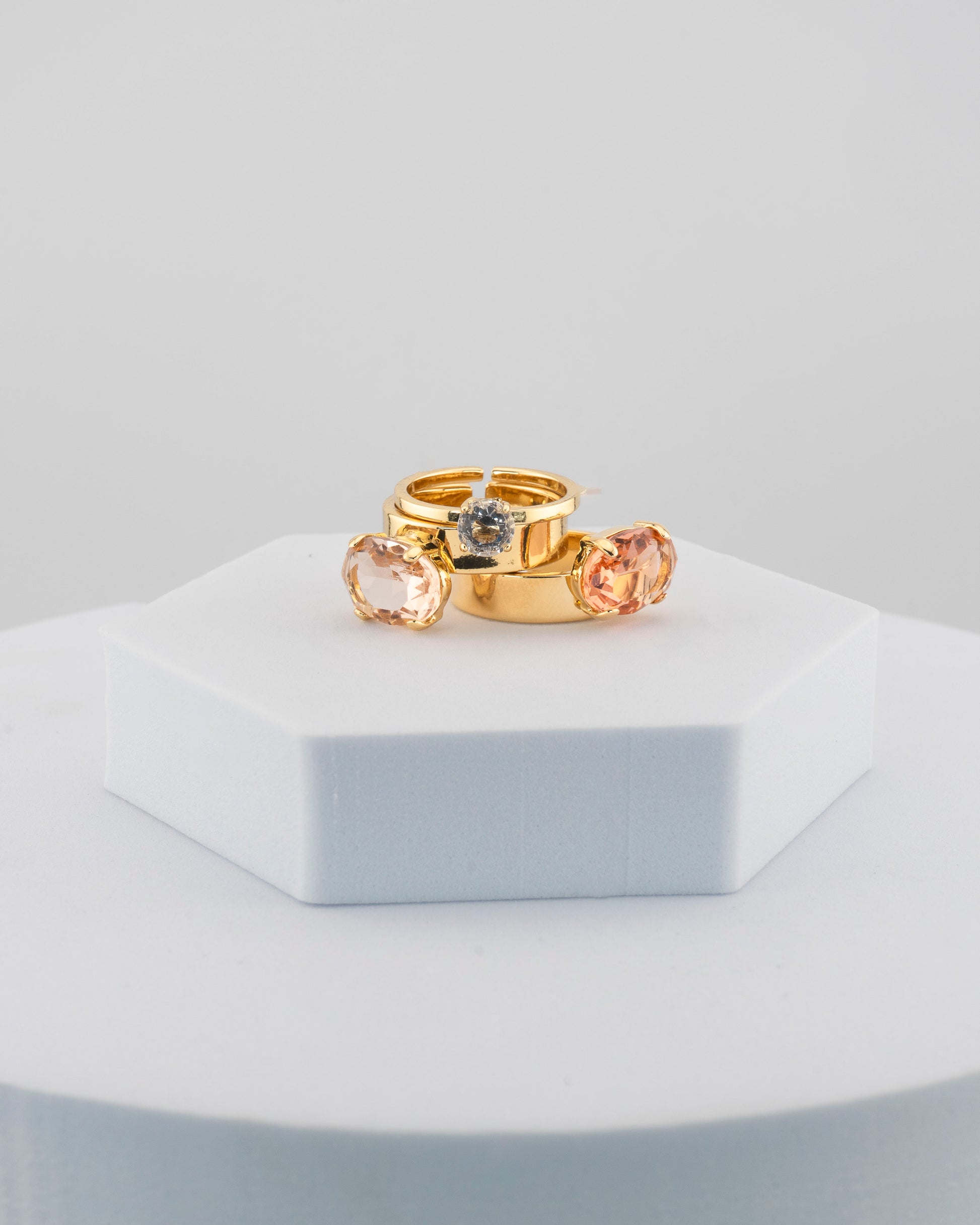 A refined trilogy ring in 18K gold-plated bronze with luminous crystals.
Handcrafted in Tuscany — timeless balance and contemporary light.