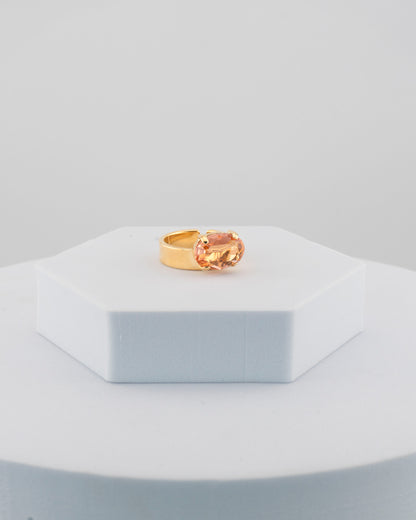 A refined trilogy ring in 18K gold-plated bronze with luminous crystals.
Handcrafted in Tuscany — timeless balance and contemporary light.