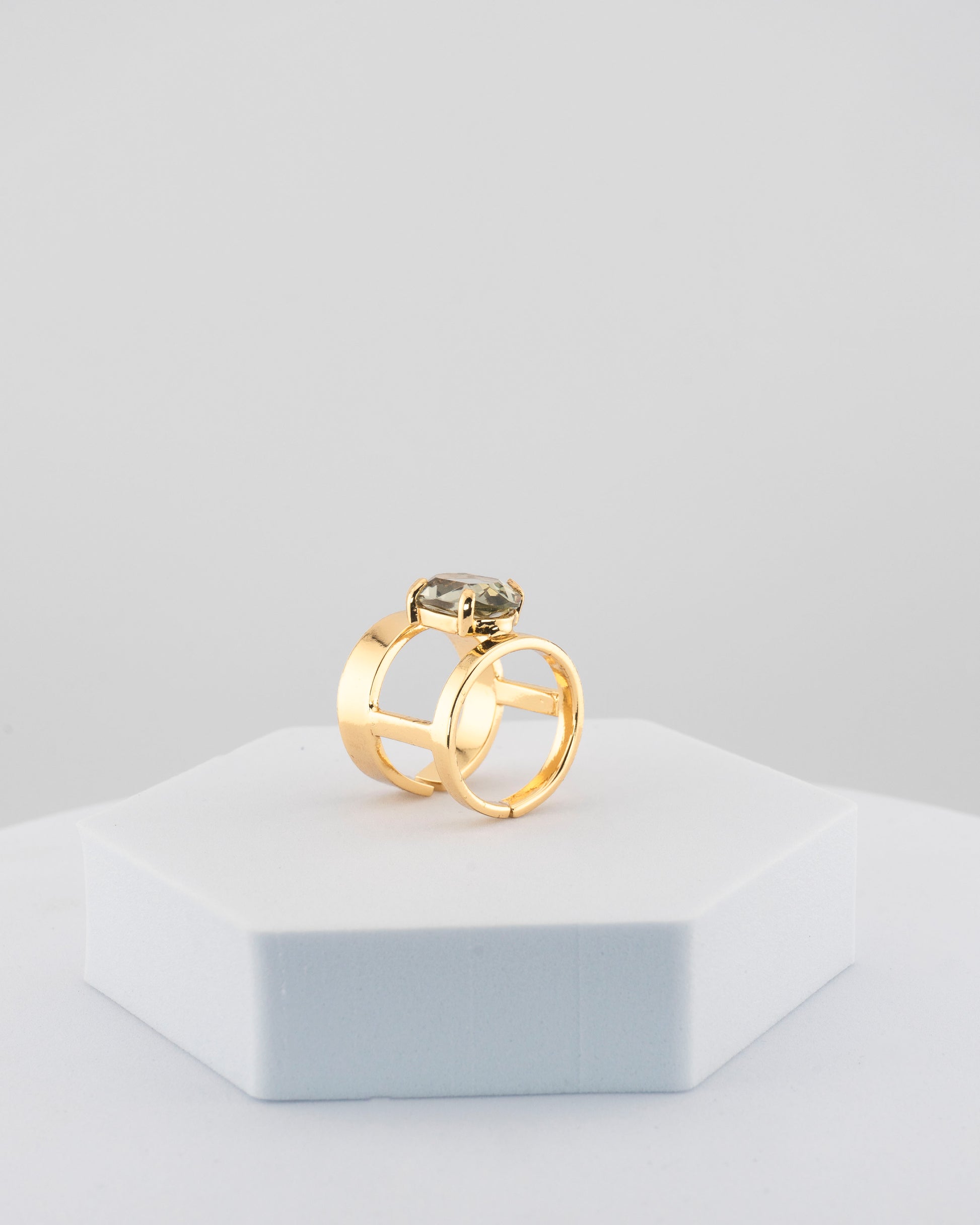 Handcrafted ring in 18K gold-plated bronze with a luminous central crystal.
Designed by Marri Cortona and handmade in Tuscany — pure elegance and light.