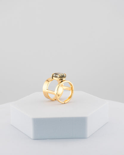 Handcrafted ring in 18K gold-plated bronze with a luminous central crystal.
Designed by Marri Cortona and handmade in Tuscany — pure elegance and light.