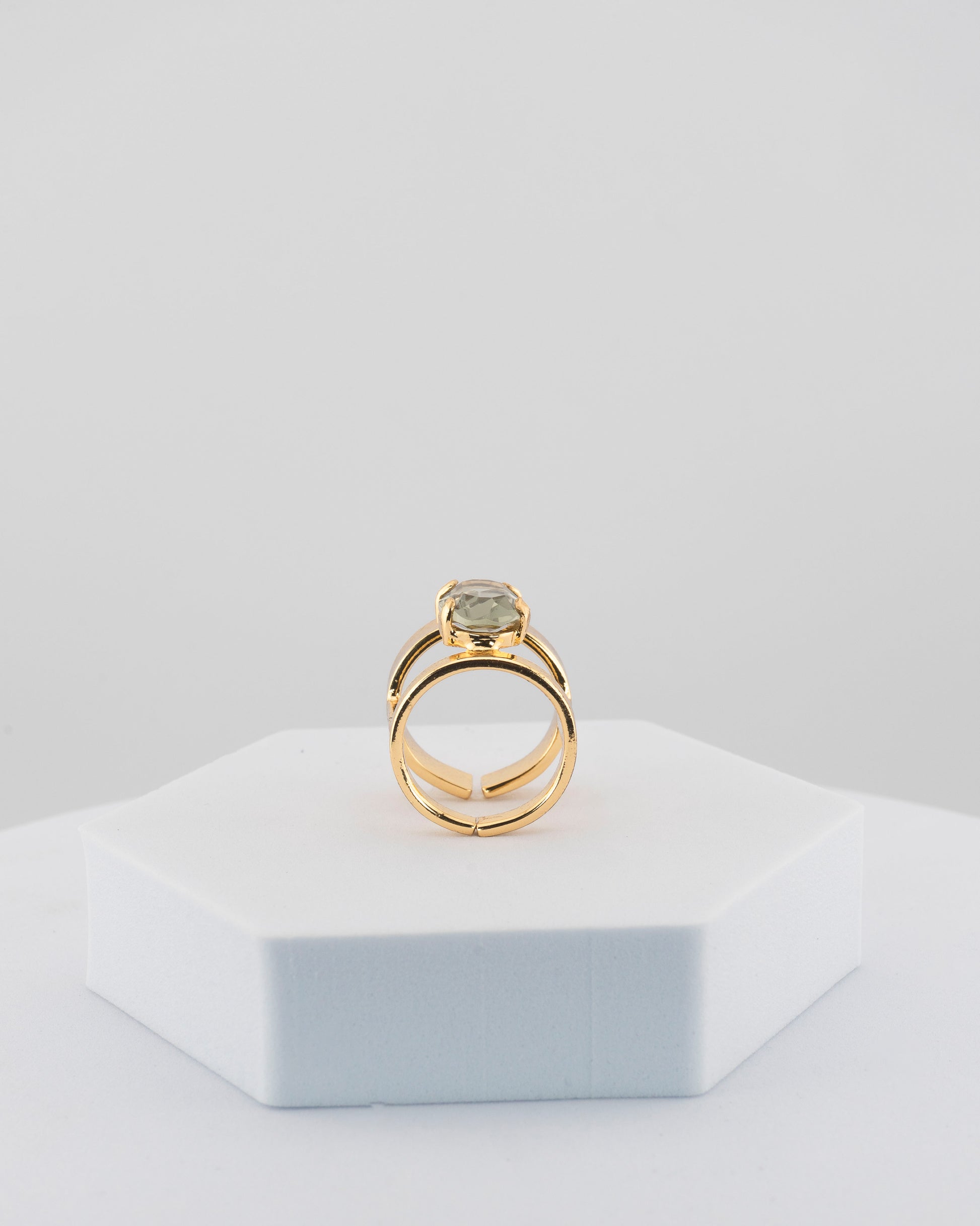 Handcrafted ring in 18K gold-plated bronze with a luminous central crystal.
Designed by Marri Cortona and handmade in Tuscany — pure elegance and light.