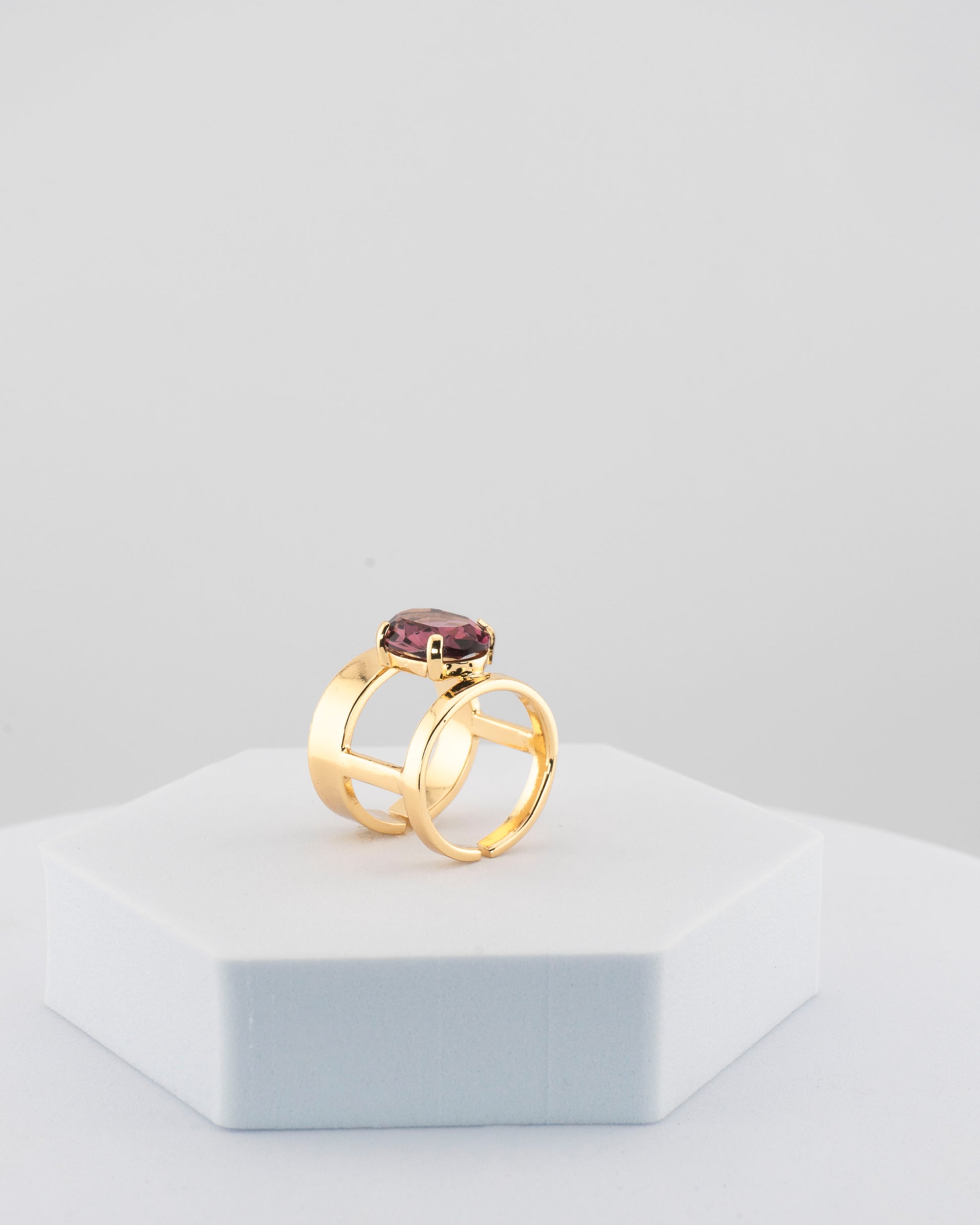Handcrafted ring in 18K gold-plated bronze with a luminous central crystal.
Designed by Marri Cortona and handmade in Tuscany — pure elegance and light.