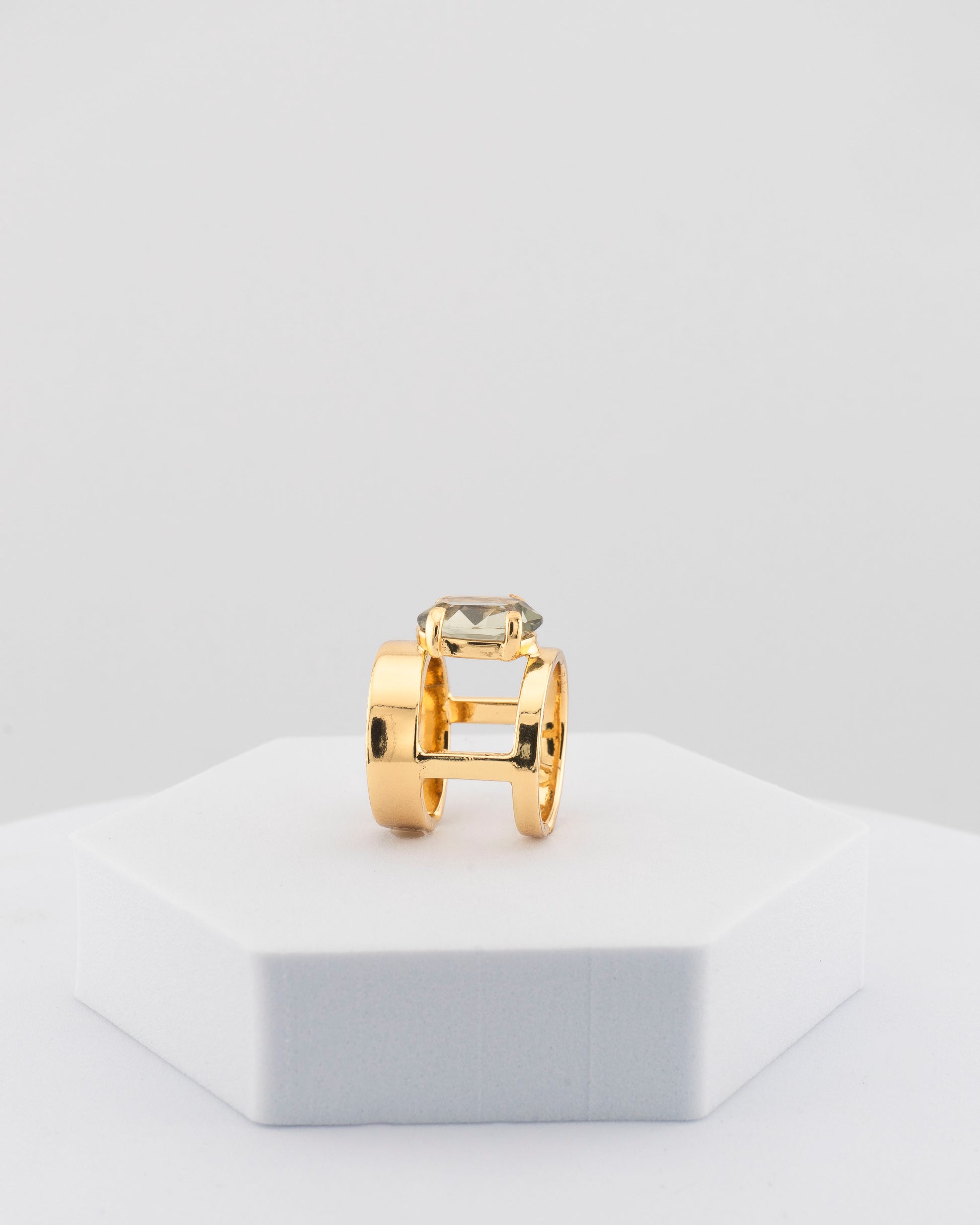 Handcrafted ring in 18K gold-plated bronze with a luminous central crystal.
Designed by Marri Cortona and handmade in Tuscany — pure elegance and light.