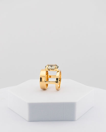 Handcrafted ring in 18K gold-plated bronze with a luminous central crystal.
Designed by Marri Cortona and handmade in Tuscany — pure elegance and light.