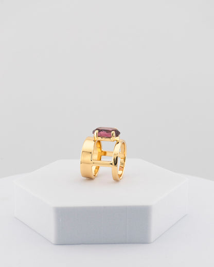 Handcrafted ring in 18K gold-plated bronze with a luminous central crystal.
Designed by Marri Cortona and handmade in Tuscany — pure elegance and light.
