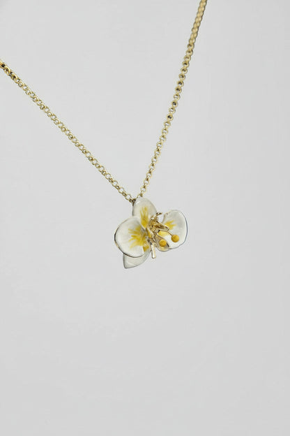 Handcrafted in Tuscany, the Marri Cortona Orchidea Necklace in 18k gold bronze captures the orchid’s grace — elegant, hand-enameled, and timelessly Italian.