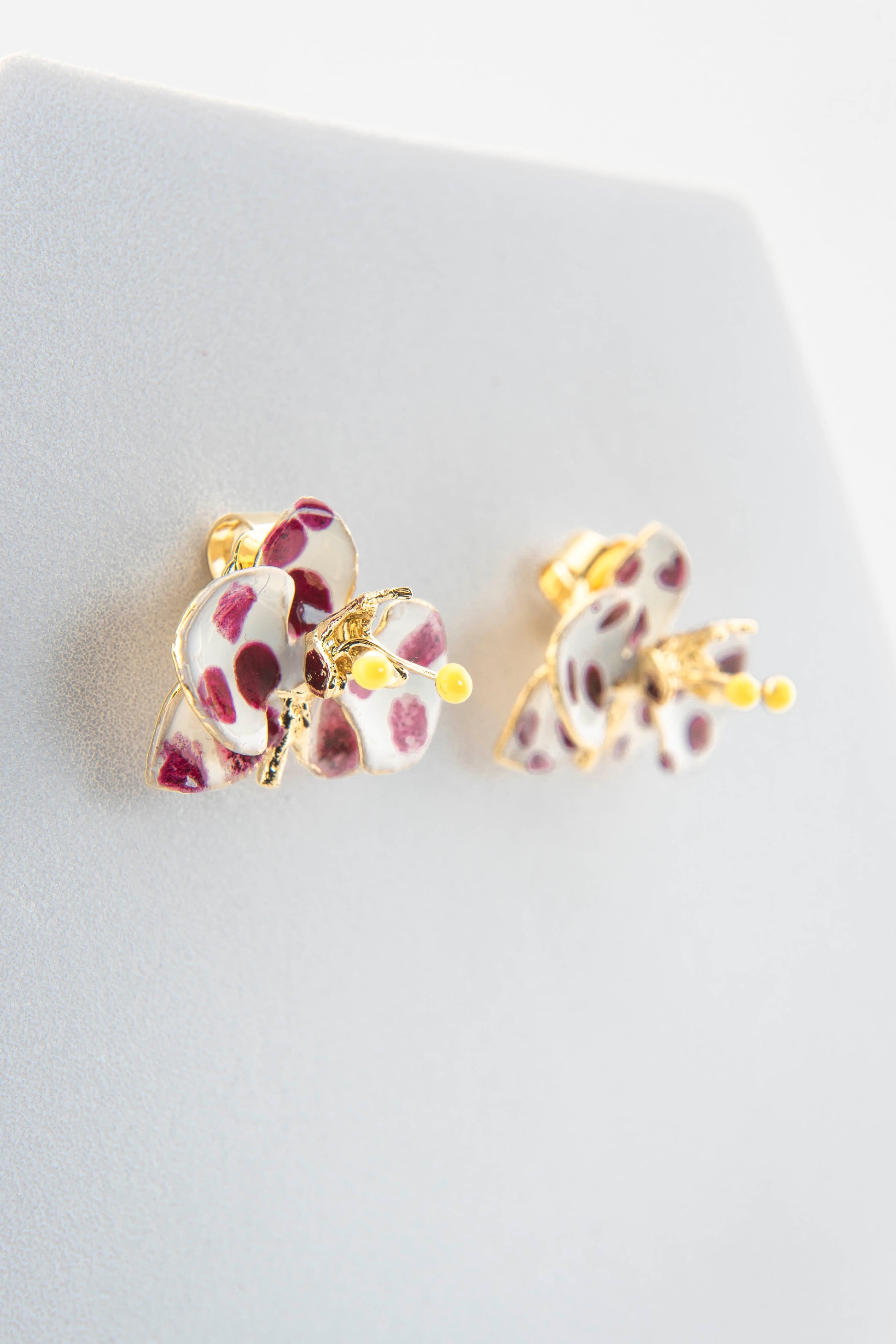 Handcrafted in Tuscany, the Marri Cortona Orchidea Earrings in 18k gold bronze are hand-enameled jewels that blend light, artistry, and timeless elegance.