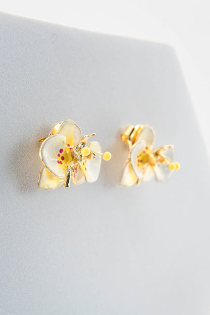 Handcrafted in Tuscany, the Marri Cortona Orchidea Earrings in 18k gold bronze are hand-enameled jewels that blend light, artistry, and timeless elegance.