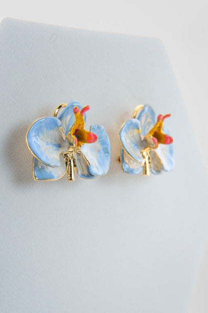 Handcrafted in Tuscany, the Marri Cortona Orchidea Earrings in 18k gold bronze are hand-enameled jewels that blend light, artistry, and timeless elegance.