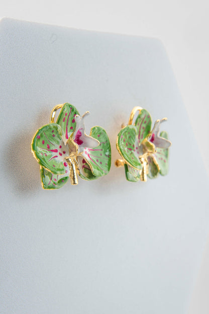 Handcrafted in Tuscany, the Marri Cortona Orchidea Earrings in 18k gold bronze are hand-enameled jewels that blend light, artistry, and timeless elegance.