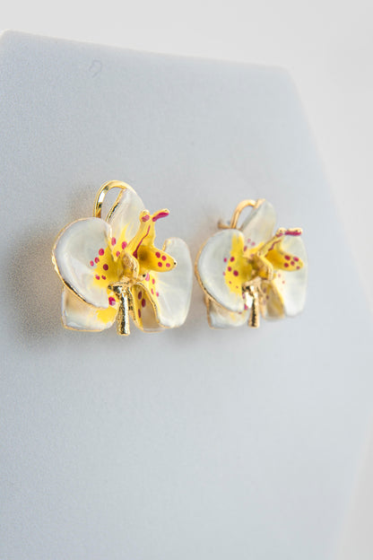 Handcrafted in Tuscany, the Marri Cortona Orchidea Earrings in 18k gold bronze are hand-enameled jewels that blend light, artistry, and timeless elegance.