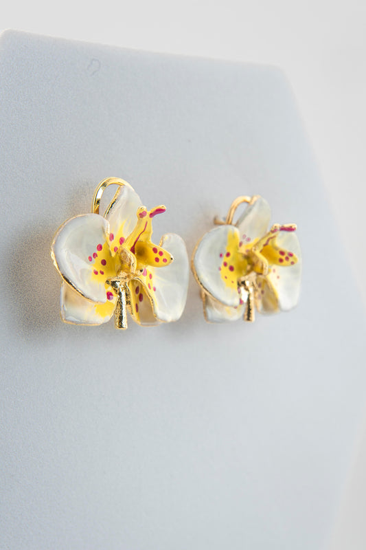 Handcrafted in Tuscany, the Marri Cortona Orchidea Earrings in 18k gold bronze are hand-enameled jewels that blend light, artistry, and timeless elegance.