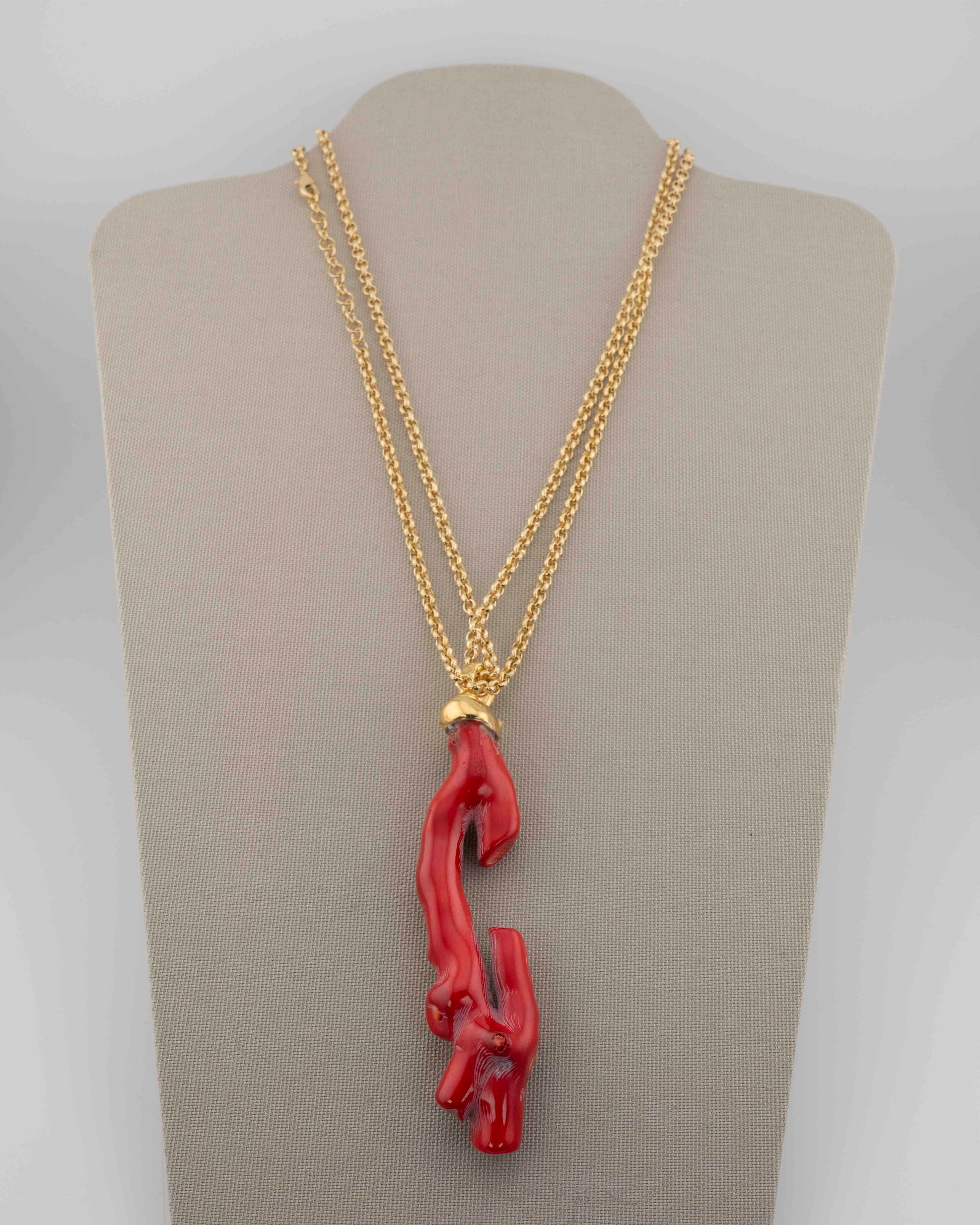 A handcrafted necklace in 18K gold-plated bronze featuring a coral-inspired pendant.
Designed by Marri Cortona and handmade in Tuscany with timeless elegance.