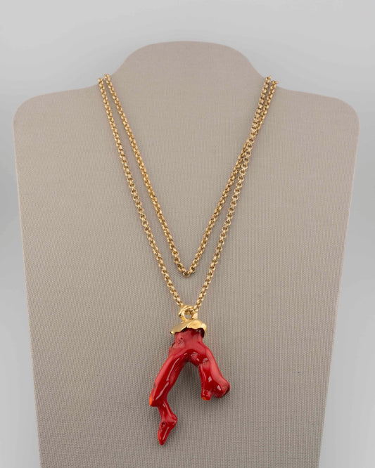 A handcrafted necklace in 18K gold-plated bronze featuring a coral-inspired pendant.
Designed by Marri Cortona and handmade in Tuscany with timeless elegance.