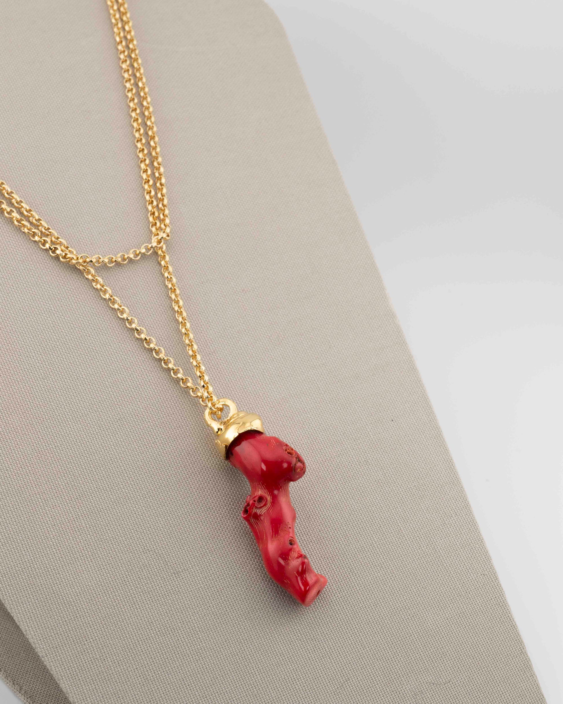 A handcrafted necklace in 18K gold-plated bronze featuring a coral-inspired pendant.
Designed by Marri Cortona and handmade in Tuscany with timeless elegance.