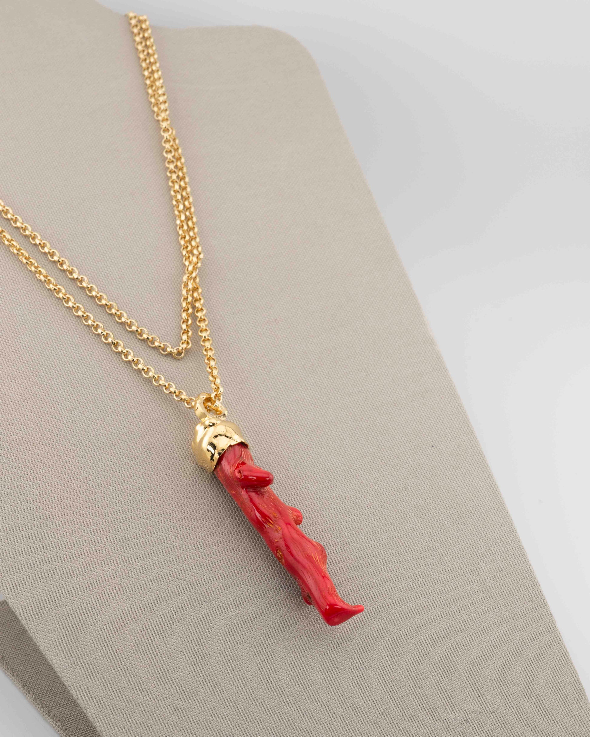 A handcrafted necklace in 18K gold-plated bronze featuring a coral-inspired pendant.
Designed by Marri Cortona and handmade in Tuscany with timeless elegance.