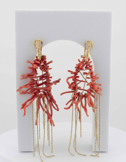 Mediterranean-inspired earrings in 18K gold-plated bronze with coral accents.
Light, elegant, and entirely handcrafted in Tuscany.