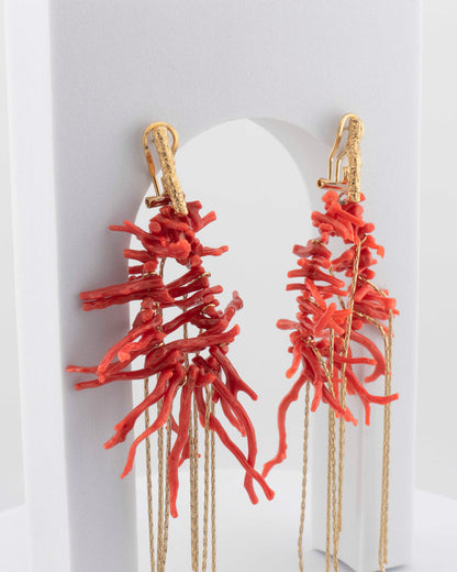 Mediterranean-inspired earrings in 18K gold-plated bronze with coral accents.
Light, elegant, and entirely handcrafted in Tuscany.