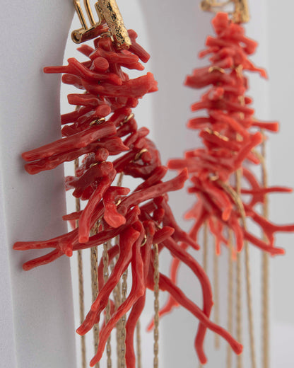 Mediterranean-inspired earrings in 18K gold-plated bronze with coral accents.
Light, elegant, and entirely handcrafted in Tuscany.