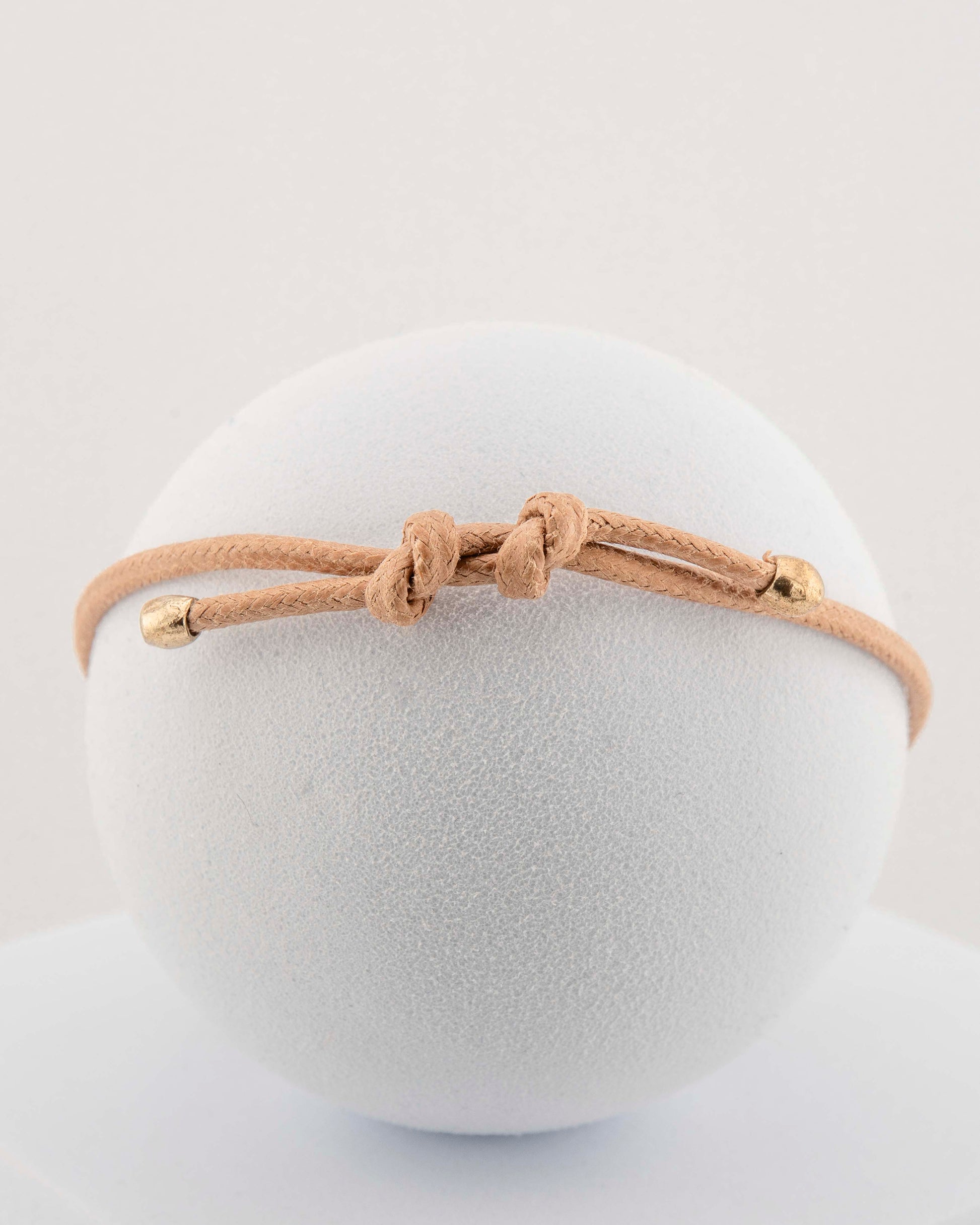 Handcrafted bracelet with adjustable cord and orchid pendant in 18K gold-plated bronze.
Each piece is hand-painted with enamel in Tuscany — unique and unrepeatable.
