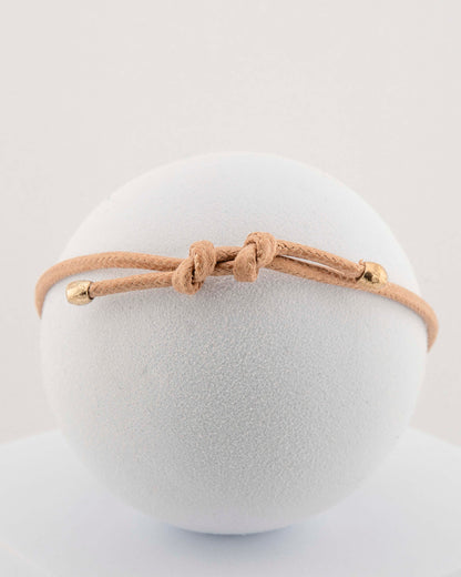 Handcrafted bracelet with adjustable cord and orchid pendant in 18K gold-plated bronze.
Each piece is hand-painted with enamel in Tuscany — unique and unrepeatable.