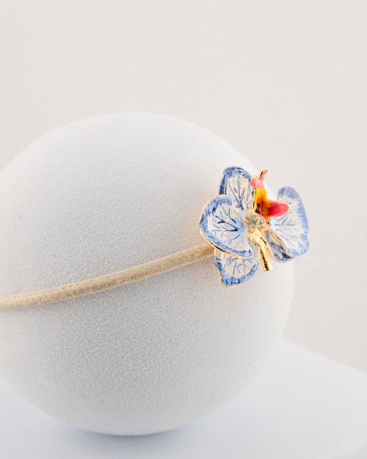 Handcrafted bracelet with adjustable cord and orchid pendant in 18K gold-plated bronze.
Each piece is hand-painted with enamel in Tuscany — unique and unrepeatable.