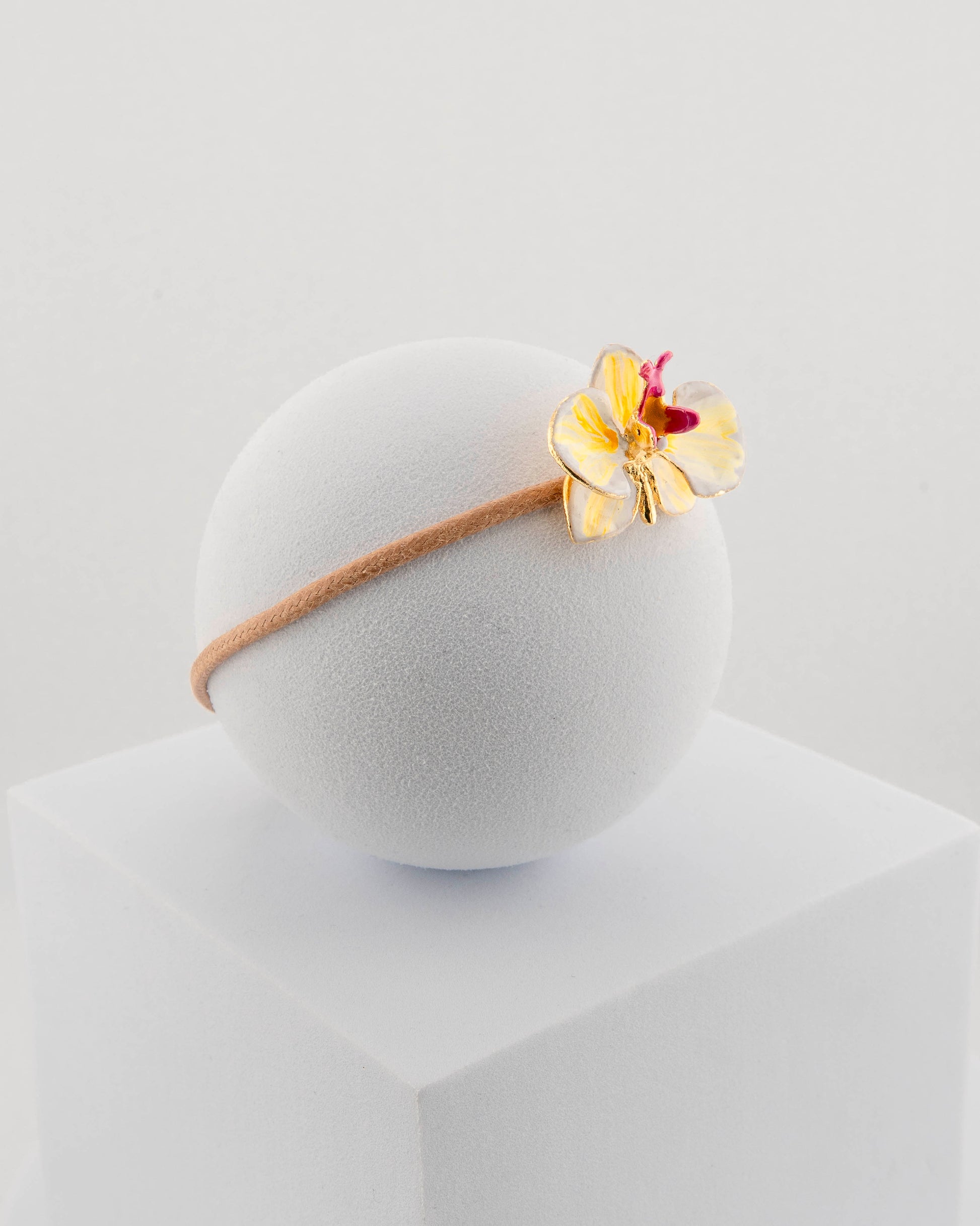 Handcrafted bracelet with adjustable cord and orchid pendant in 18K gold-plated bronze.
Each piece is hand-painted with enamel in Tuscany — unique and unrepeatable.