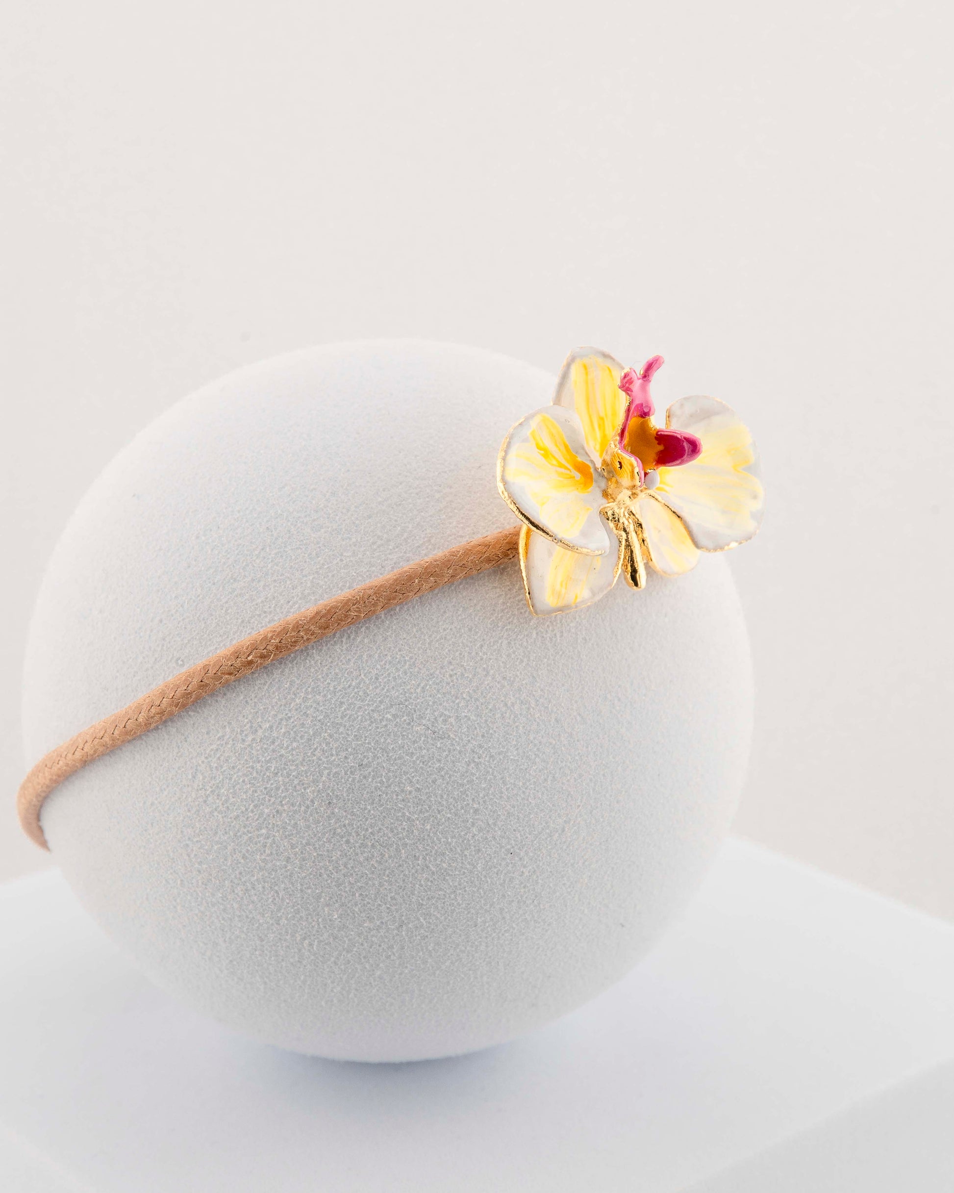 Handcrafted bracelet with adjustable cord and orchid pendant in 18K gold-plated bronze.
Each piece is hand-painted with enamel in Tuscany — unique and unrepeatable.