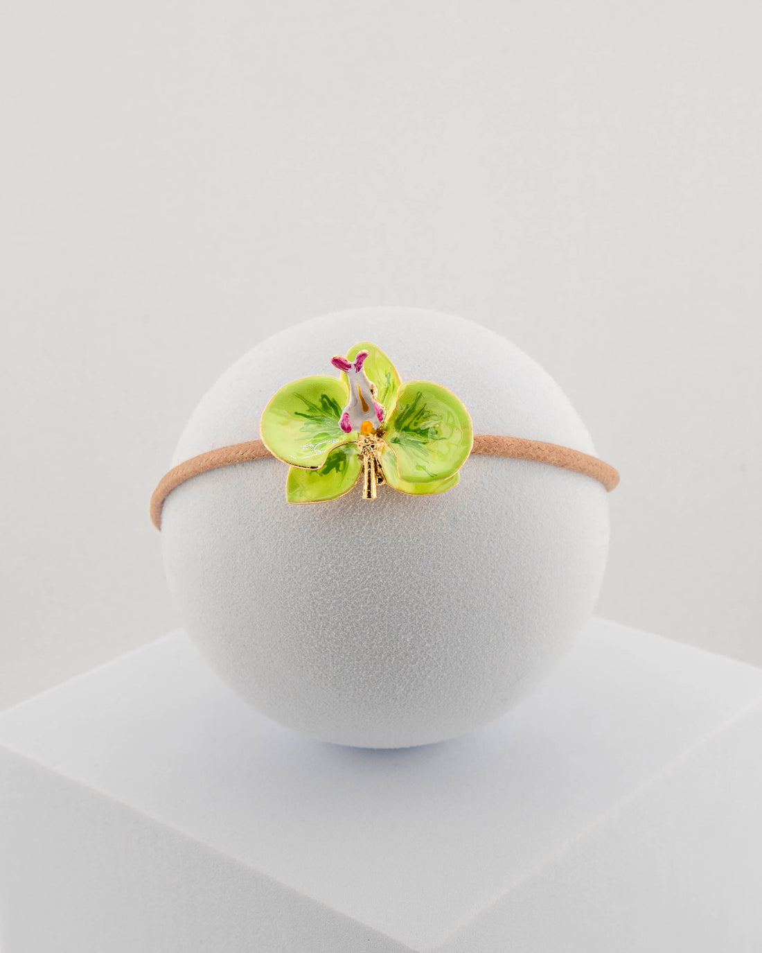 Handcrafted bracelet with adjustable cord and orchid pendant in 18K gold-plated bronze.
Each piece is hand-painted with enamel in Tuscany — unique and unrepeatable.