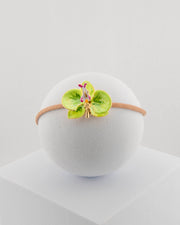 Handcrafted bracelet with adjustable cord and orchid pendant in 18K gold-plated bronze.
Each piece is hand-painted with enamel in Tuscany — unique and unrepeatable.