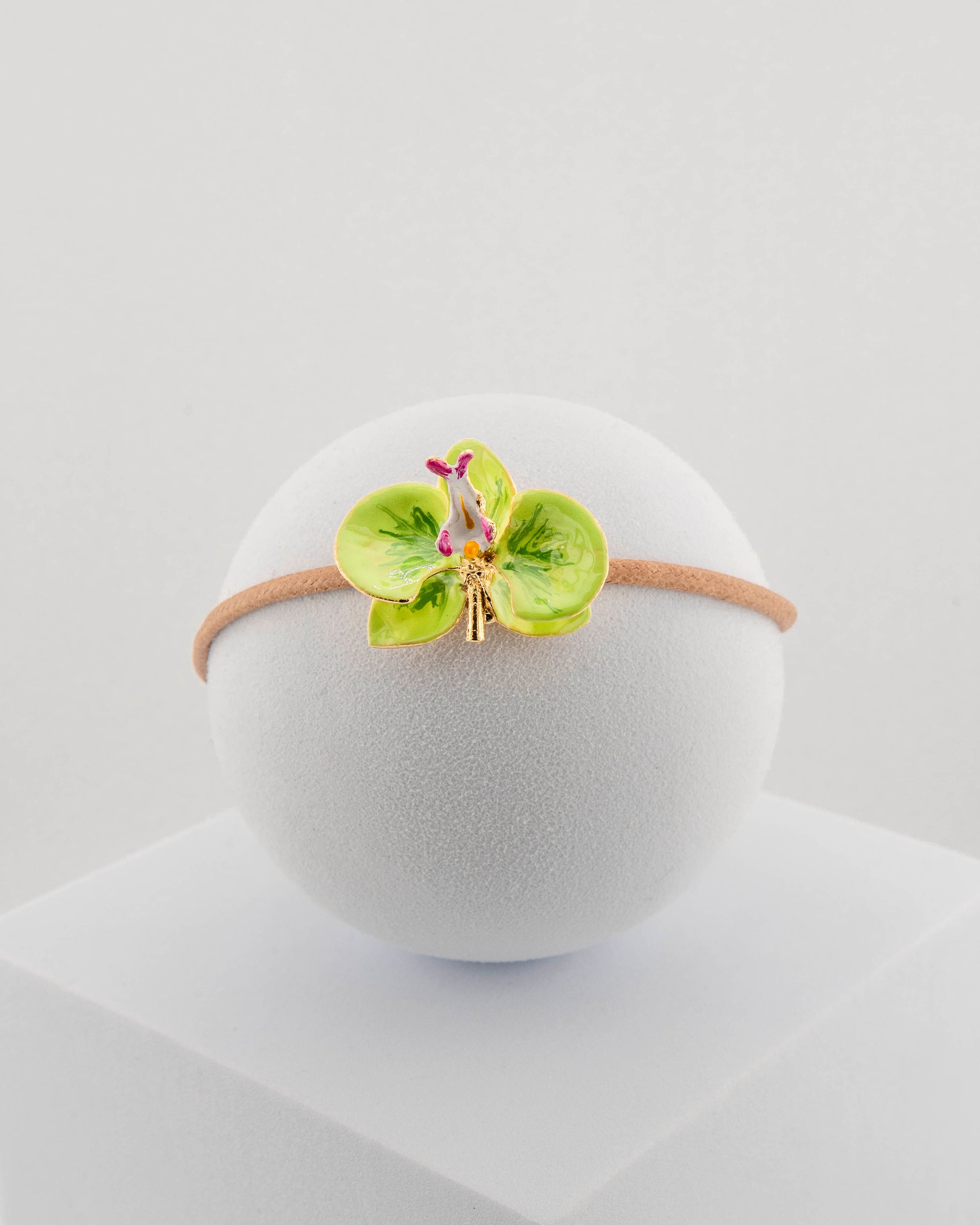Handcrafted bracelet with adjustable cord and orchid pendant in 18K gold-plated bronze.
Each piece is hand-painted with enamel in Tuscany — unique and unrepeatable.