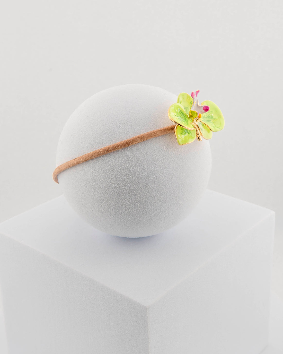 Handcrafted bracelet with adjustable cord and orchid pendant in 18K gold-plated bronze.
Each piece is hand-painted with enamel in Tuscany — unique and unrepeatable.