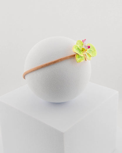 Handcrafted bracelet with adjustable cord and orchid pendant in 18K gold-plated bronze.
Each piece is hand-painted with enamel in Tuscany — unique and unrepeatable.