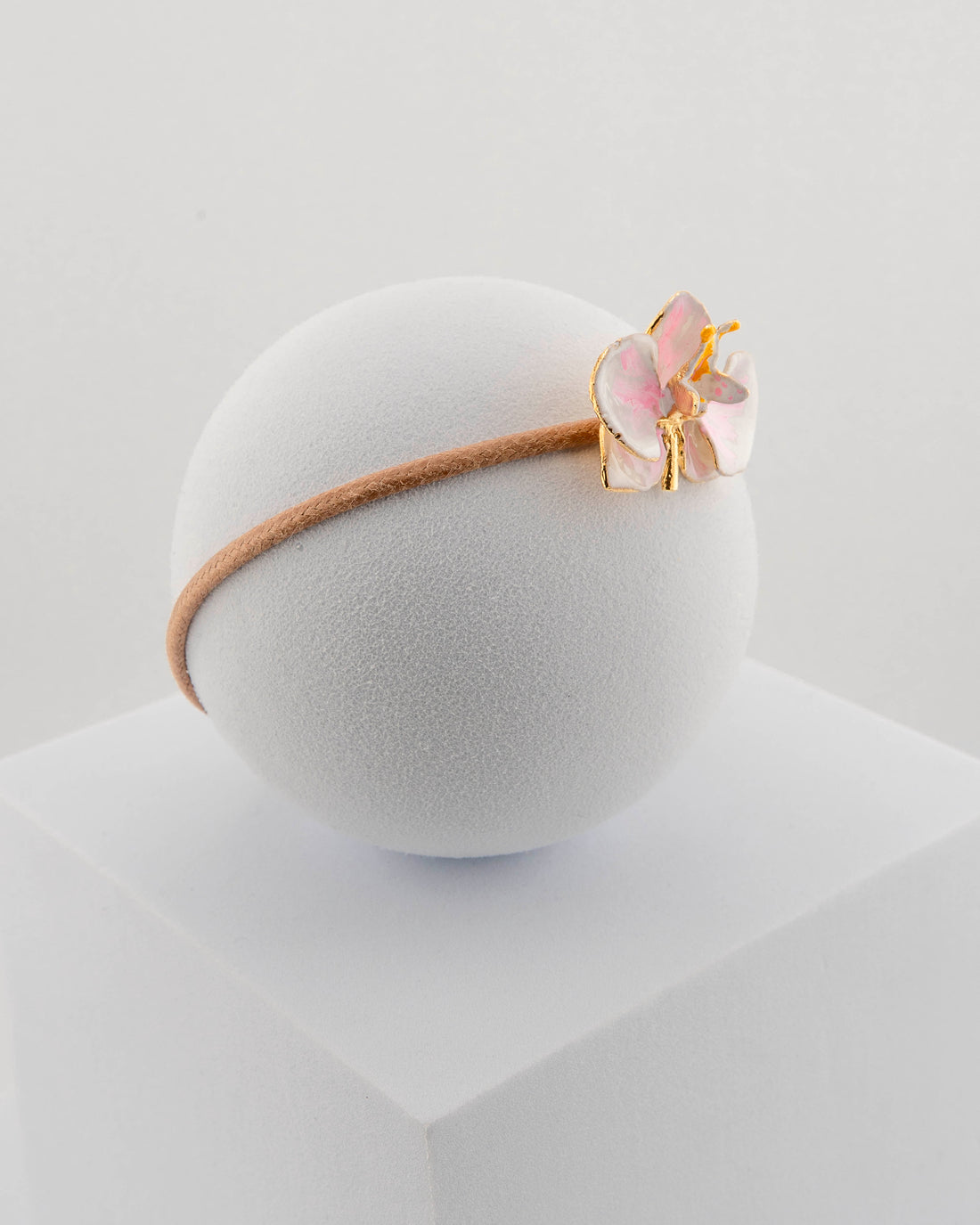 Handcrafted bracelet with adjustable cord and orchid pendant in 18K gold-plated bronze.
Each piece is hand-painted with enamel in Tuscany — unique and unrepeatable.