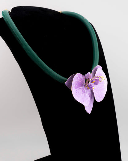 Handcrafted in Tuscany, the Marri Cortona Orchidea Necklace in 18k gold silver features a hand-enameled orchid pendant — refined, feminine, and timeless.