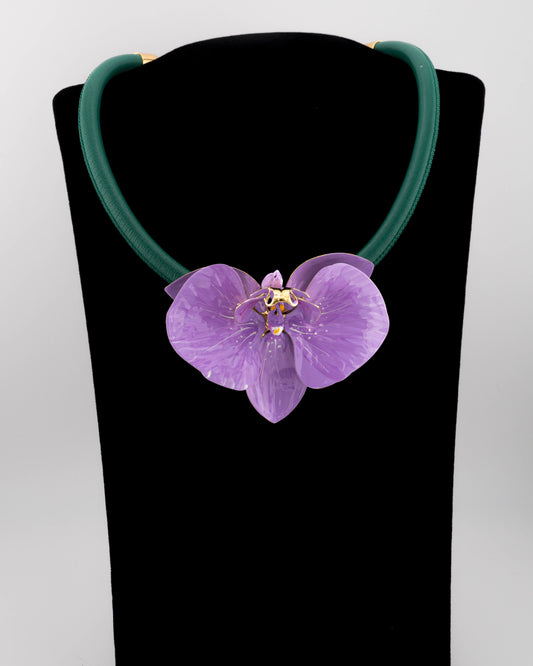 Handcrafted in Tuscany, the Marri Cortona Orchidea Necklace in 18k gold silver features a hand-enameled orchid pendant — refined, feminine, and timeless.
