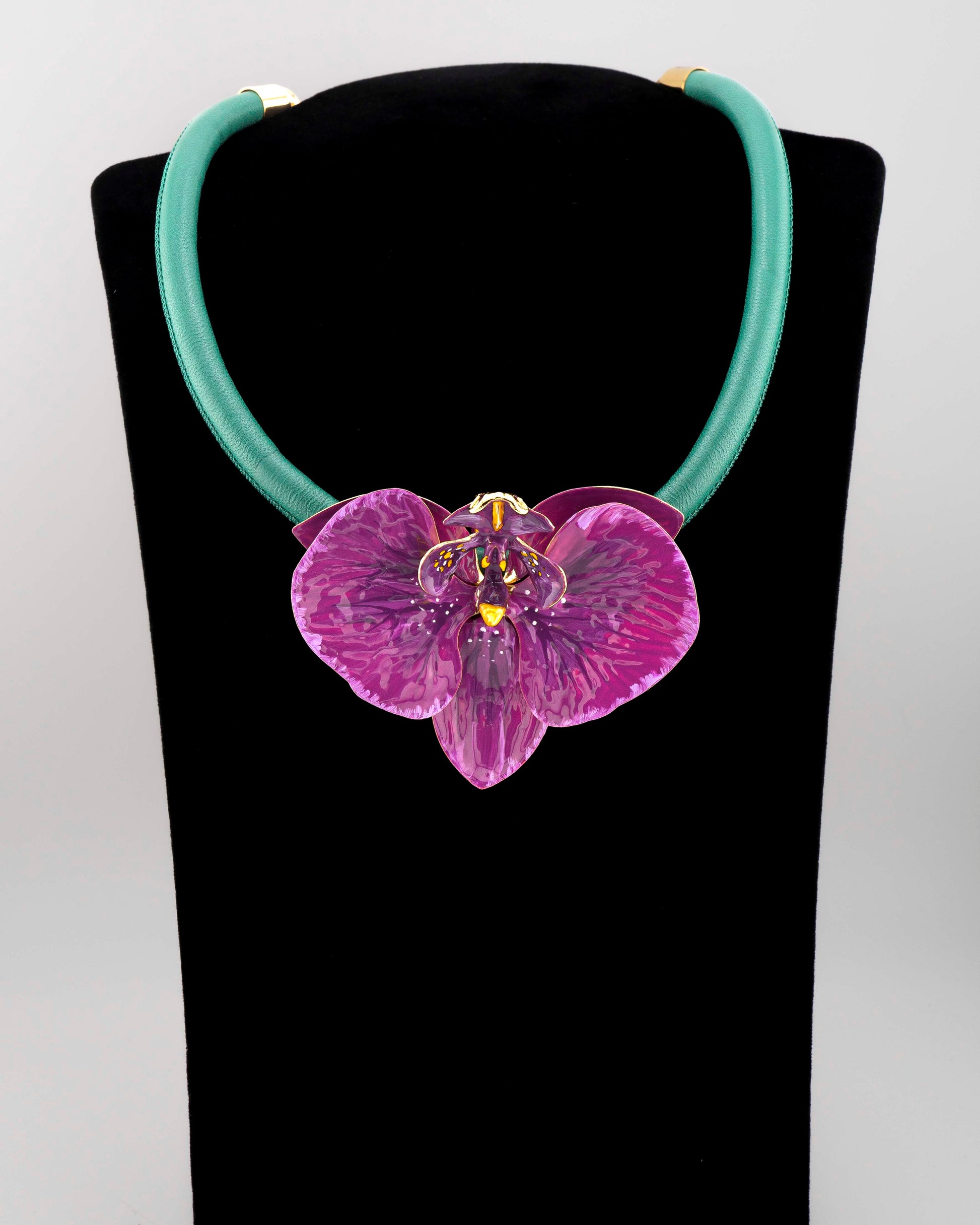 Handcrafted in Tuscany, the Marri Cortona Orchidea Necklace in 18k gold silver features a hand-enameled orchid pendant — refined, feminine, and timeless.