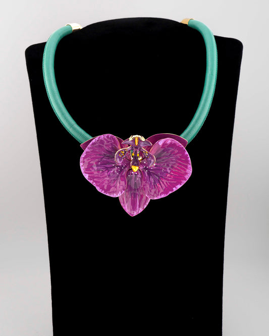 Handcrafted in Tuscany, the Marri Cortona Orchidea Necklace in 18k gold silver features a hand-enameled orchid pendant — refined, feminine, and timeless.