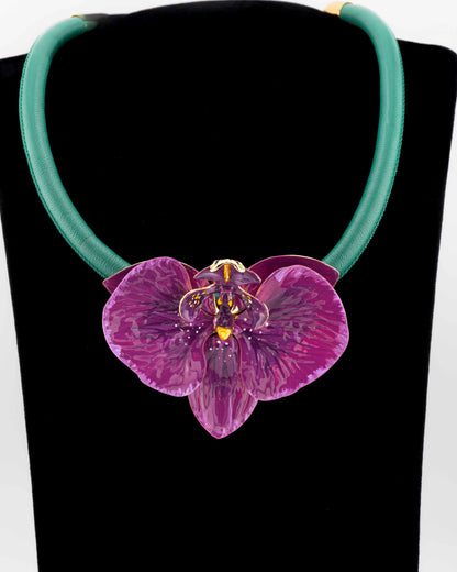 Handcrafted in Tuscany, the Marri Cortona Orchidea Necklace in 18k gold silver features a hand-enameled orchid pendant — refined, feminine, and timeless.