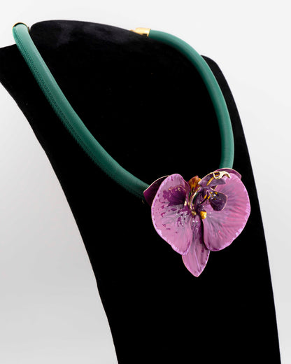 Handcrafted in Tuscany, the Marri Cortona Orchidea Necklace in 18k gold silver features a hand-enameled orchid pendant — refined, feminine, and timeless.