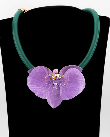 Handcrafted in Tuscany, the Marri Cortona Orchidea Necklace in 18k gold silver features a hand-enameled orchid pendant — refined, feminine, and timeless.