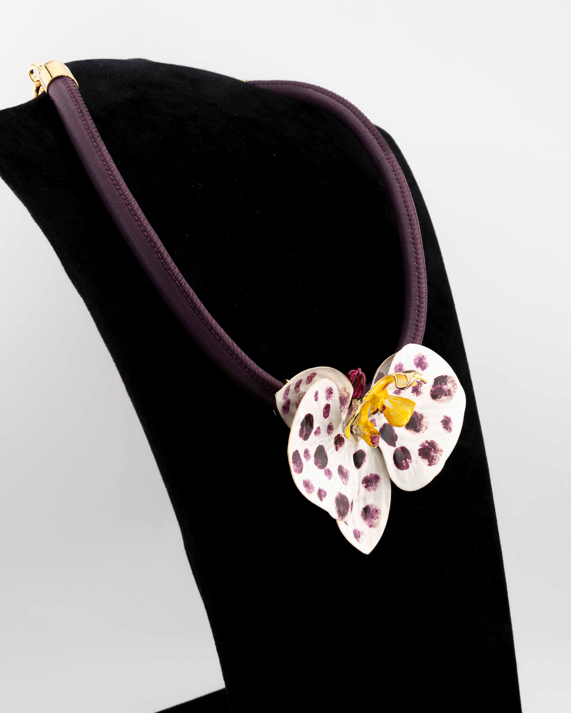 Handcrafted in Tuscany, the Marri Cortona Orchidea Necklace in 18k gold silver features a hand-enameled orchid pendant — refined, feminine, and timeless.