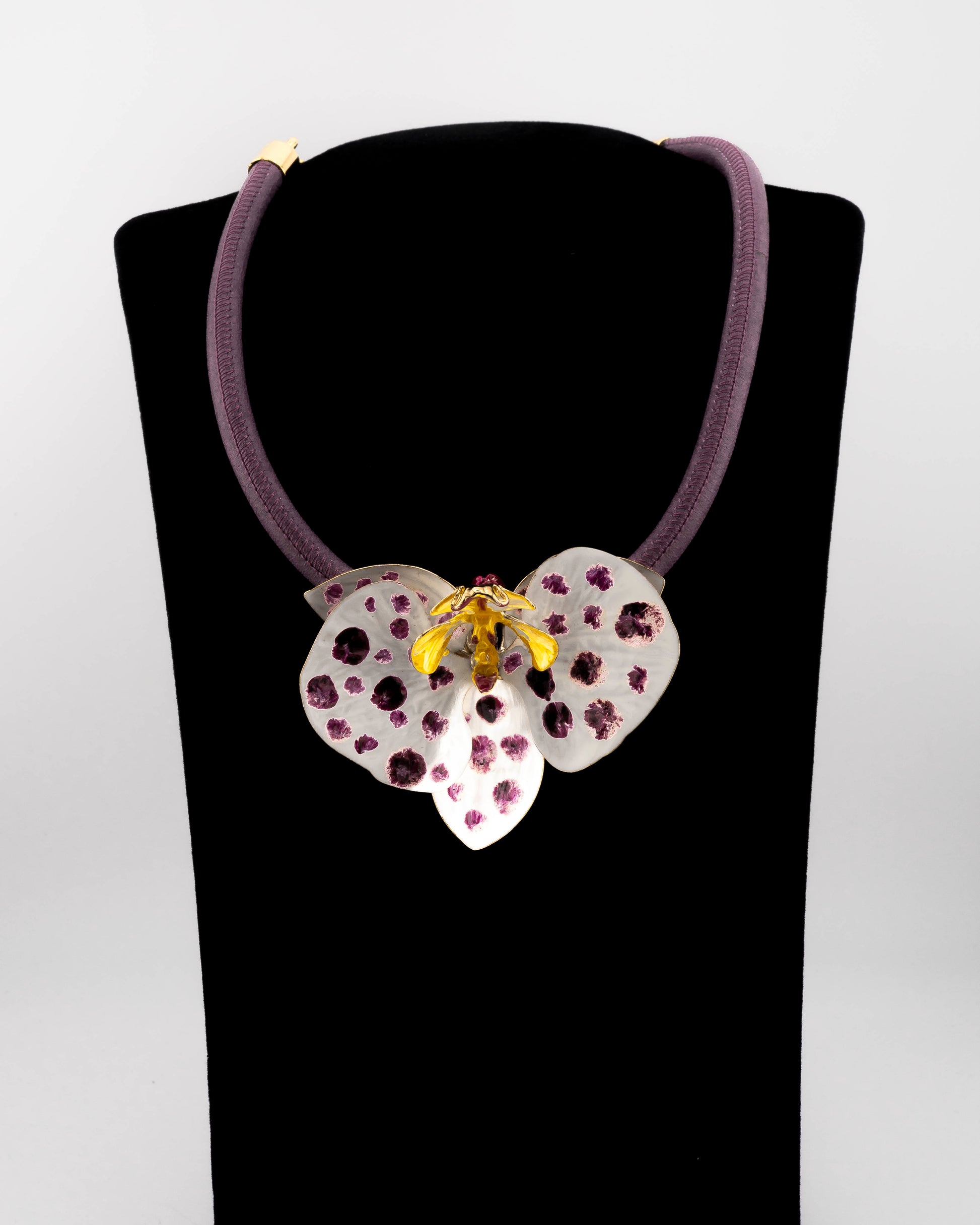 Handcrafted in Tuscany, the Marri Cortona Orchidea Necklace in 18k gold silver features a hand-enameled orchid pendant — refined, feminine, and timeless.