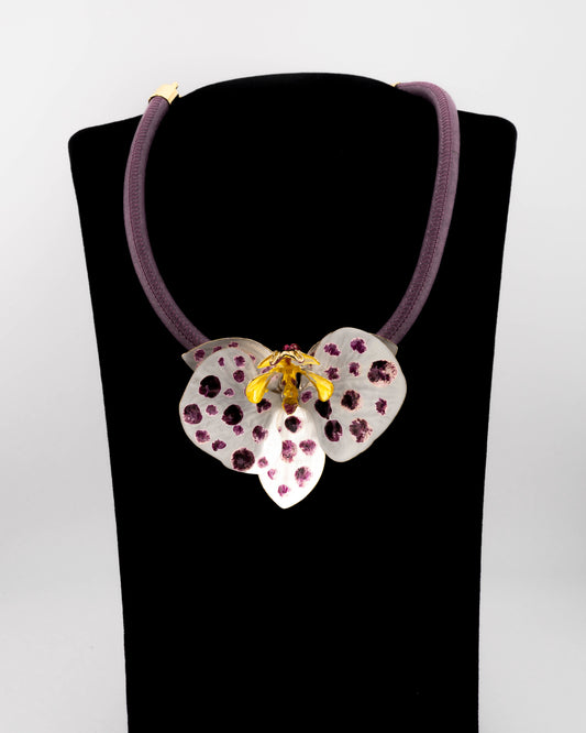 Handcrafted in Tuscany, the Marri Cortona Orchidea Necklace in 18k gold silver features a hand-enameled orchid pendant — refined, feminine, and timeless.