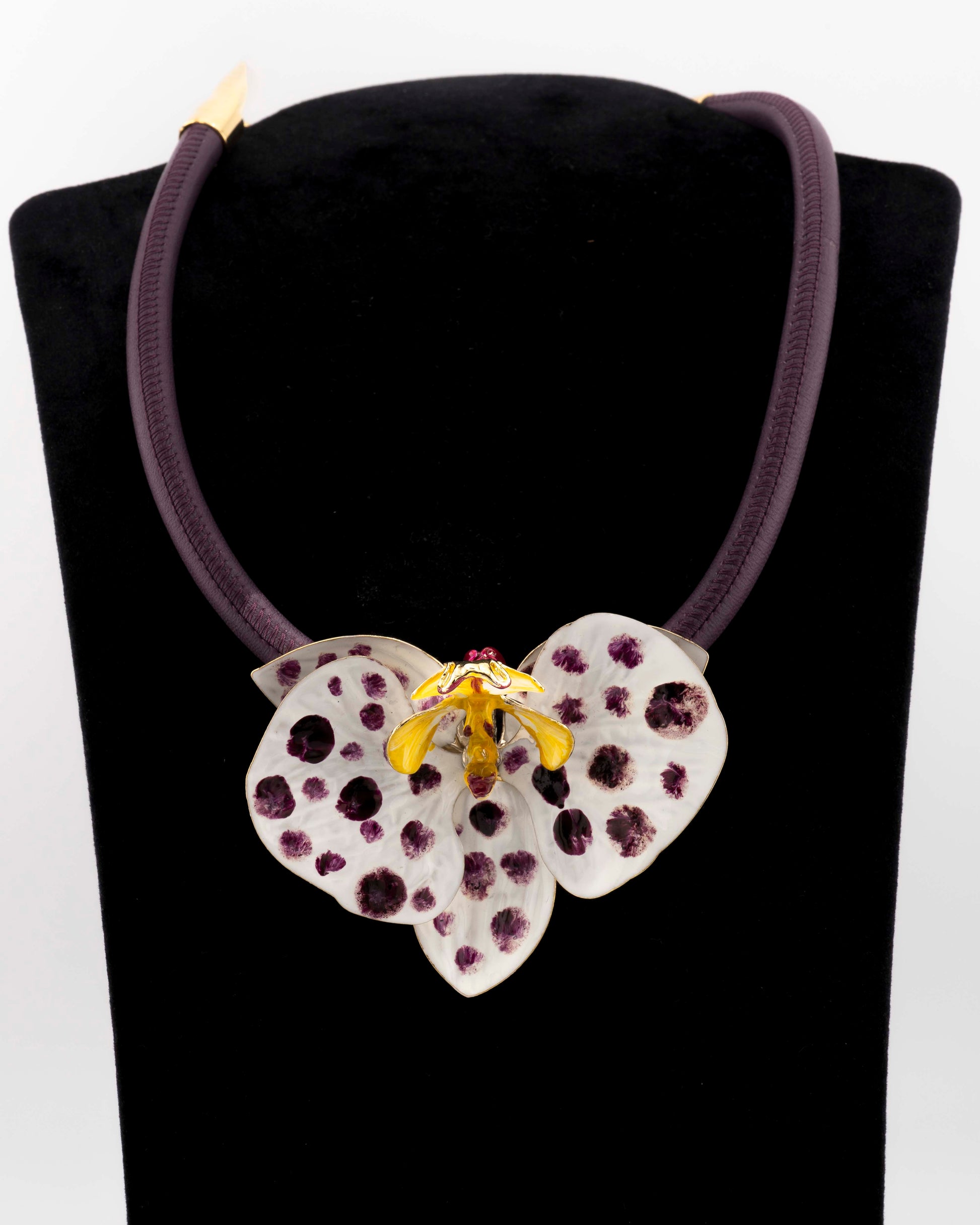 Handcrafted in Tuscany, the Marri Cortona Orchidea Necklace in 18k gold silver features a hand-enameled orchid pendant — refined, feminine, and timeless.